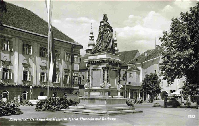 KLAGENFURT Woerthersee AT Denkmal der Kaiserin Maria Theresia mit Rathaus