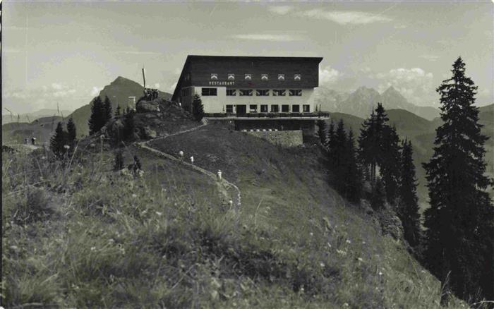 Kitzbuehel Tirol AT Bergrestaurant Hahnenkamm mit Kitzbuehler Horn und Loferer S