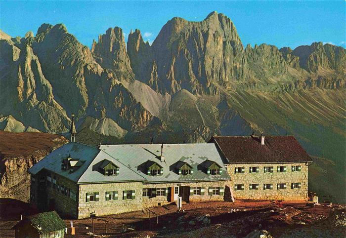 Schlernhaus Voels am Schlern Dolomiten IT mit Rosengarten Fliegeraufnahme