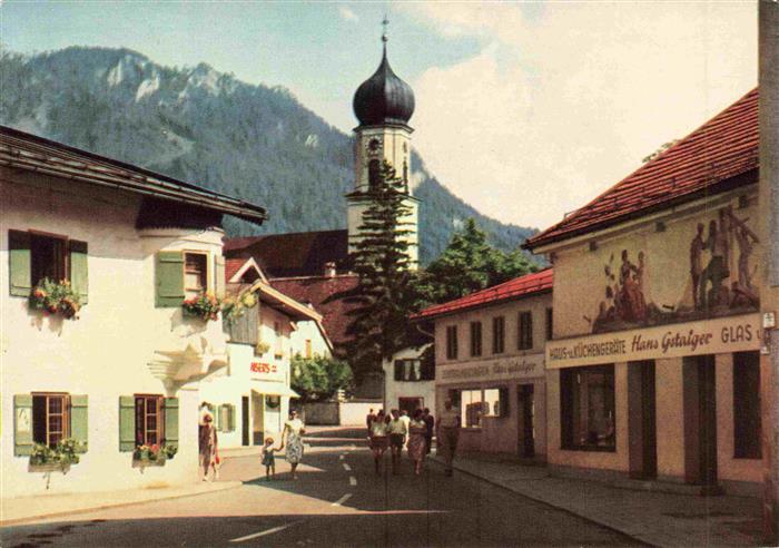 OBERAMMERGAU Bayern Passionsspieldorf Dorfpartie mit Pfarrkirche