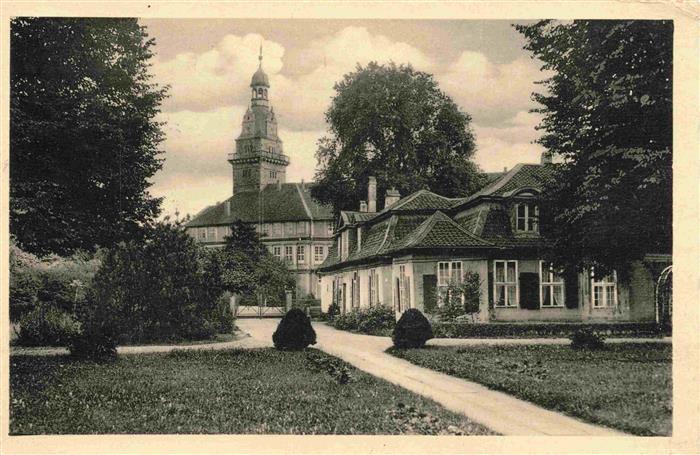 WOLFENBueTTEL Blick vom Bibliotheksgarten zum Lessinghaus und Schlossturm
