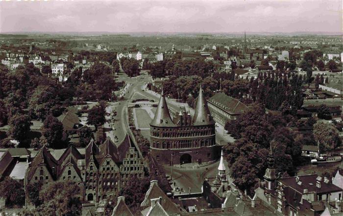 LueBECK CITY Blick vom Aussichtsturm St Petri auf Holstentor und Salzspeicher