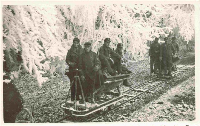 Militaria Schweiz Soldaten Gleisen