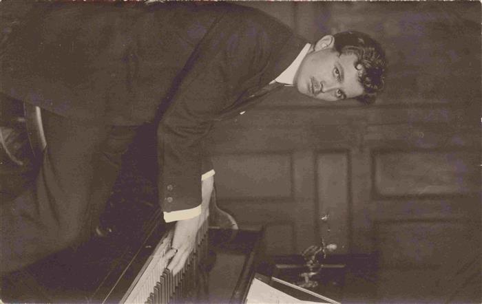 Piano Klavier-- Mann