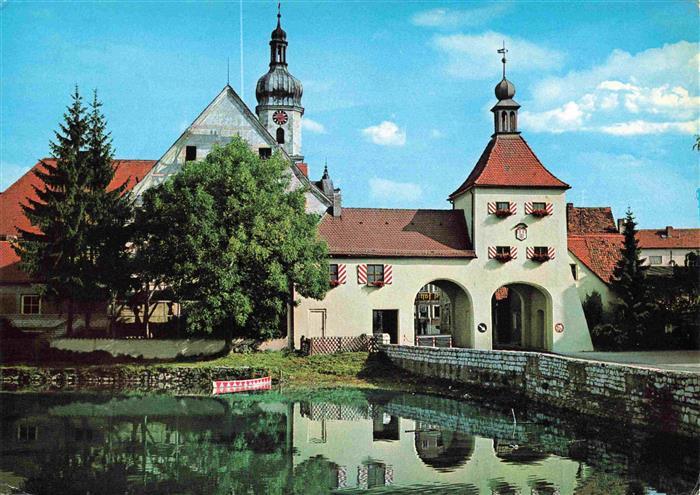 Allersberg Spitalweiher mit Pfarrkirche Spitalgebaeude und Torturm