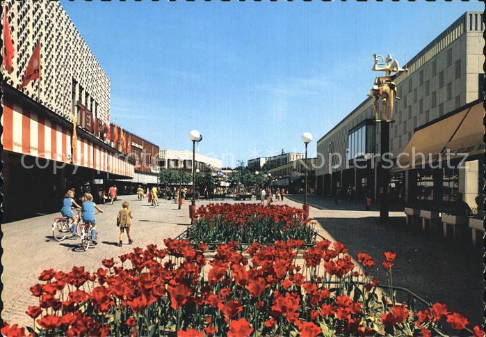 Farsta Stockholm Fussgaengerzone Kaufhaeuser Blumenbeet