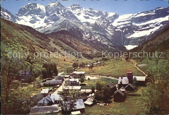 Gavarnie Hautes-Pyrenees Panorama Village et le Cirque