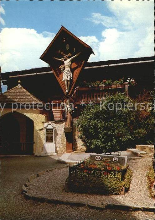Heiligenblut Kaernten Motiv am Friedhof Kircheneingang Kreuz Inri
