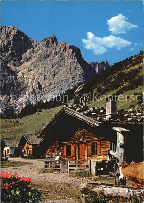 Innsbruck Bergdorf in den Alpen Brunnen