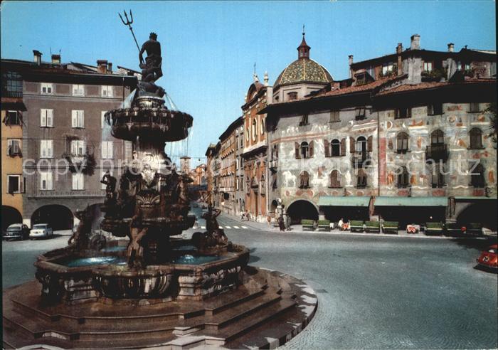 Trento Piazza Duomo Fontana del Nettuno Casa Rella Domplatz Neptunbrunnen Freske