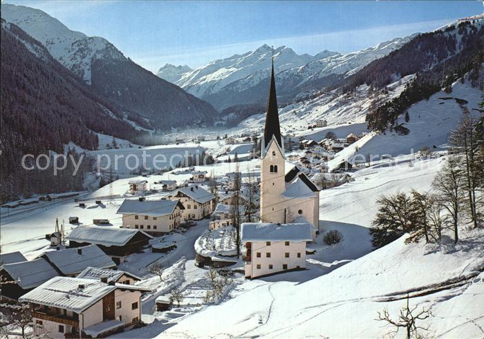 St Jakob Arlberg Ortsansicht mit Kirche Alpenpanorama im Winter