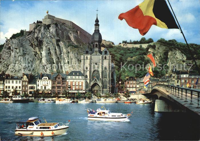 Dinant Wallonie Maas Bruecke Motorboot Kathedrale Festung Fahnen