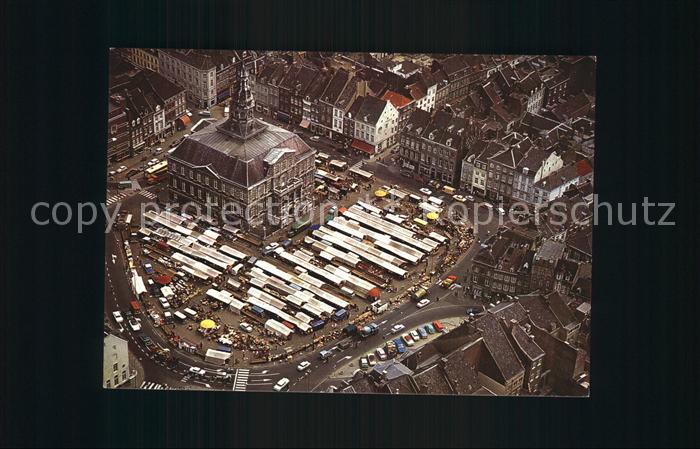 Maastricht Markt met stadhuis Rathaus Fliegeraufnahme