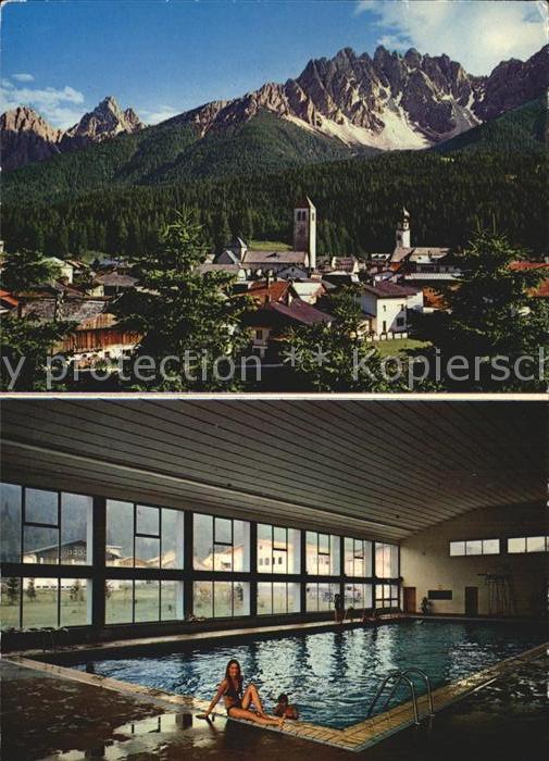 Innichen Suedtirol Ortsansicht mit Kirche Alpen Hallenschwimmbad