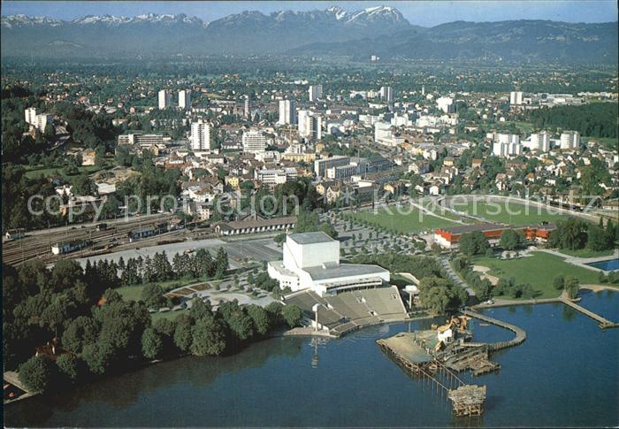Bregenz Vorarlberg gegen Schweizer Berge Festspielhaus Sportanlagen Bodensee