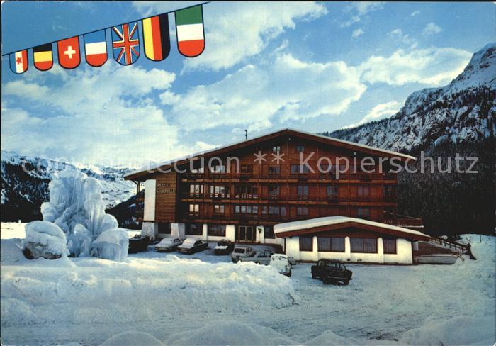 Colfosco Hotel Cappella Winterpanorama Dolomiten Nationalflaggen