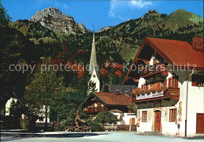 Bayrischzell Ortspartie an der Kirche mit Wendelstein Bayrische Voralpen