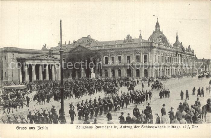 BERLIN  CITY Zeughaus Ruhmeshalle Aufzug der Schlosswache