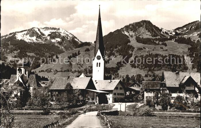 Fischen Allgaeu mit Kirche Wannenkopf und Bolsterlangerhorn