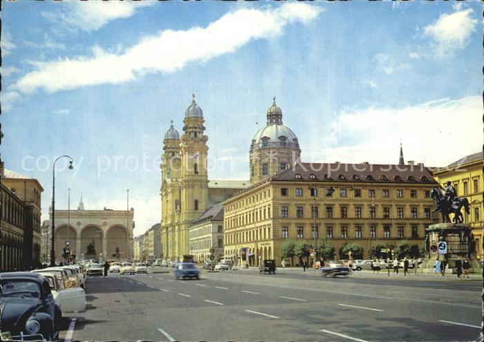Muenchen Bayern Ludwigstrasse mit Theatinerkirche und Feldherrnhalle