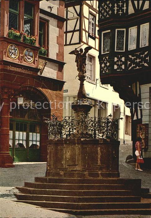 BERNKASTEL-KUES Berncastel Rheinland-Pfalz Rathaus mit St Michael Brunnen