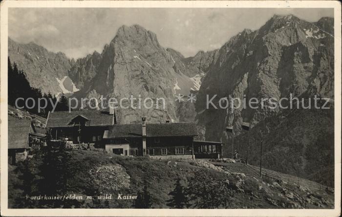 Vorderkaiserfeldenhuette mit Wildem Kaiser