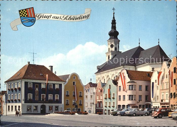 Schaerding Stadtplatz mit Stadtbrunnen und Stadtpfarrkirche