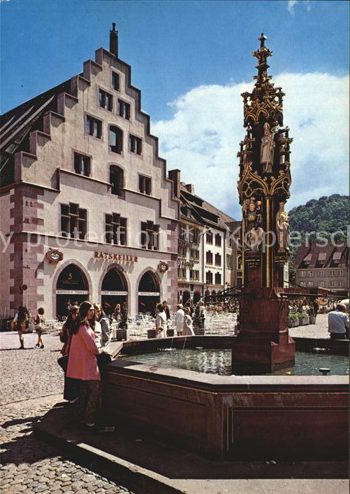 Freiburg Breisgau Muensterplatz mit Kornhaus und Fischbrunnen