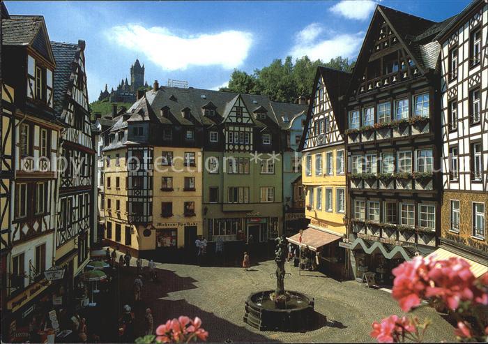 Cochem Mosel Marktplatz Brunnen mit Reichsburg Cochem