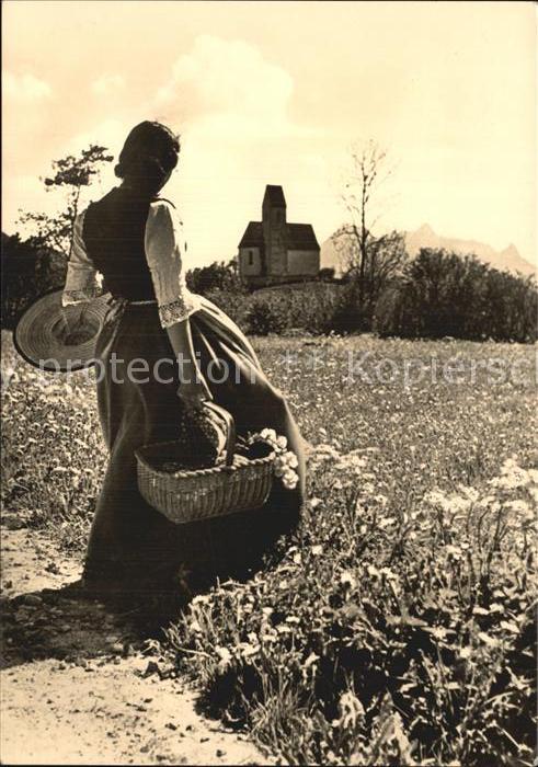 Dessau-Rosslau Kirche Trachtenmaedchen