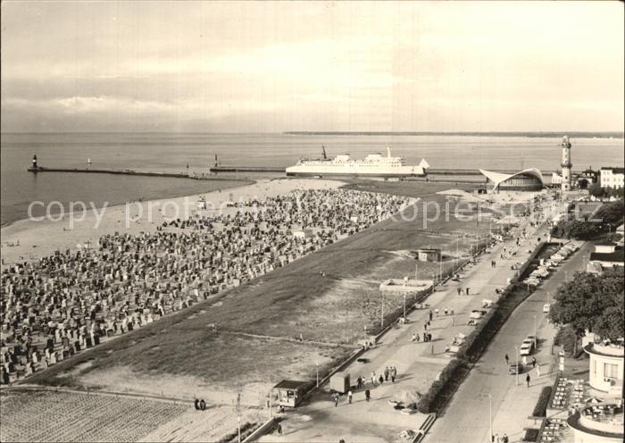 Warnemuende Ostseebad Strand Mole Leuchttuerme Blick vom Hotel-Neptun