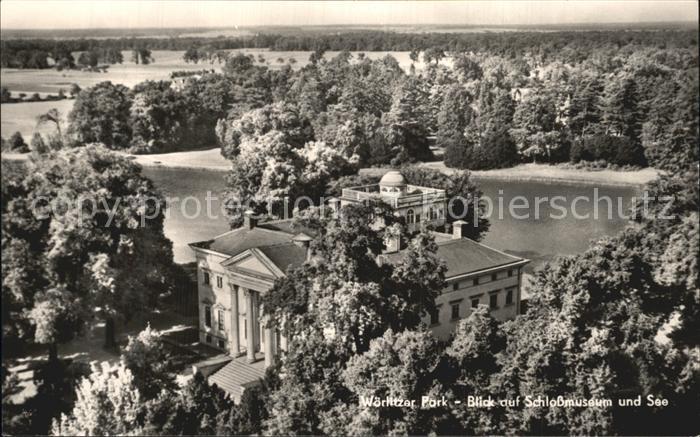 Woerlitz Blick auf das Schlossmuseum und See im Park