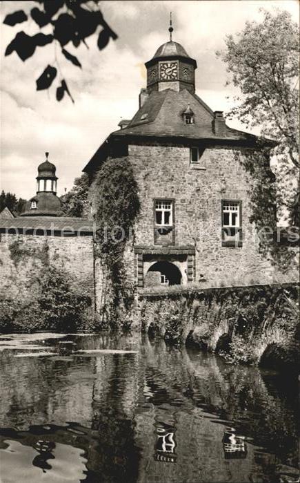 Crottorf Schloss Crottorf Torgebaeude mit Burggraben