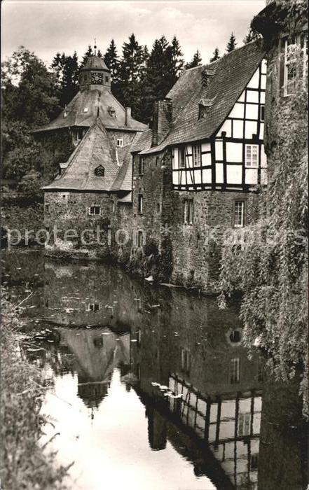 Crottorf Schloss Crottorf Innerer Burggraben mit Burganlage