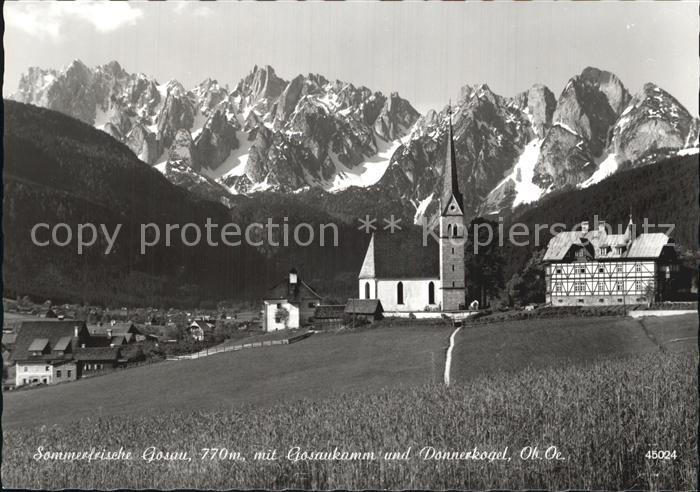 Gosau Oberoesterreich mit Kirche Gosaukamm und Donnerkogel