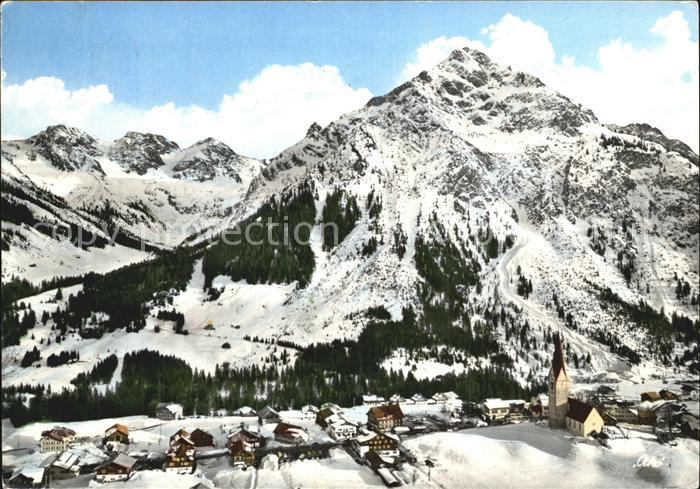 Mittelberg Kleinwalsertal mit Schafalpkoepfen und Zwoelfer