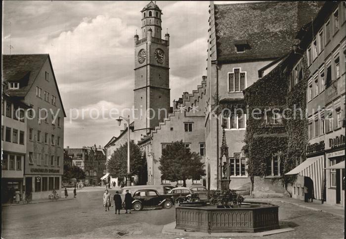Ravensburg Wuerttemberg Rathaus mit Blaeserturm und Brunnen