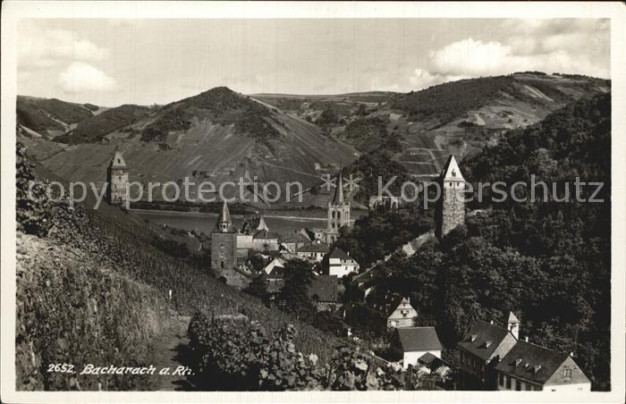 Bacharach Rhein Ortsansicht mit Kirche Tuerme Weinberge