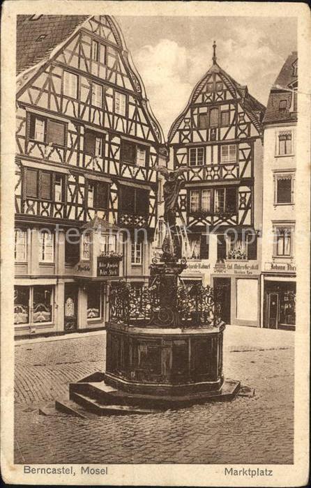 BERNKASTEL-KUES Berncastel Rheinland-Pfalz Marktplatz Brunnen Fachwerkhaeuser Al