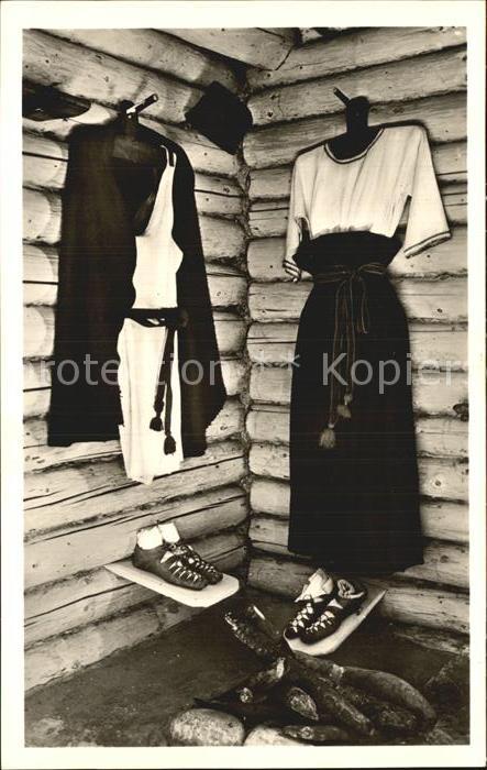 Unteruhldingen Freilichtmuseum Maennertracht Frauentracht im Pfahldorf der Bronz