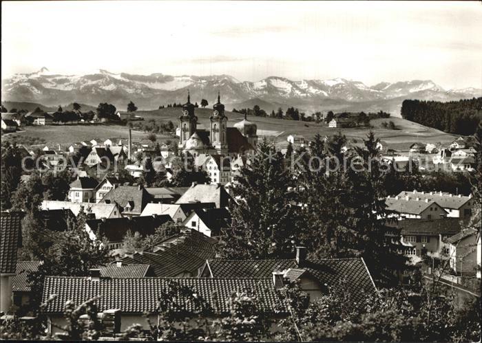 Lindenberg Allgaeu Ortsansicht mit Kirche Alpenkette