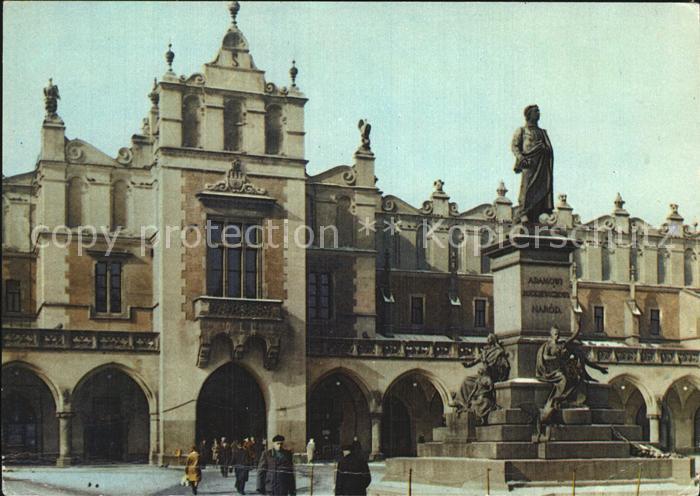 Krakow Krakau Pomnik Adama Micklewieza na tle Sukiennic Denkmal Statue