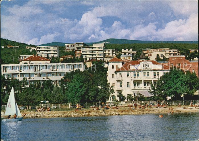 Crikvenica Kroatien Ansicht vom Meer aus Strand Hotels Segelboot