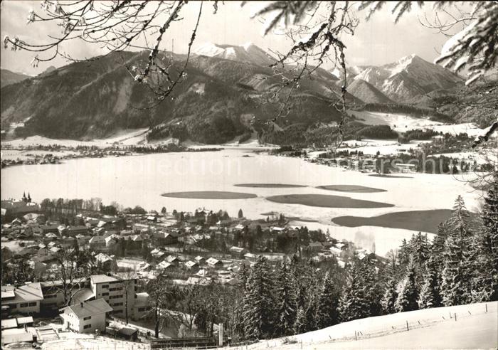 Tegernsee Bayern im Winter mit Hirschberg