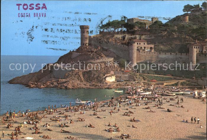 Tossa de Mar La Playa Grande al pie de su medieval Muralla