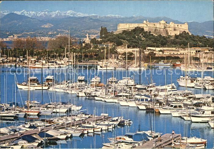 Antibes Alpes Maritimes Port de plaisance au fond le Fort Carre et les Alpes nei
