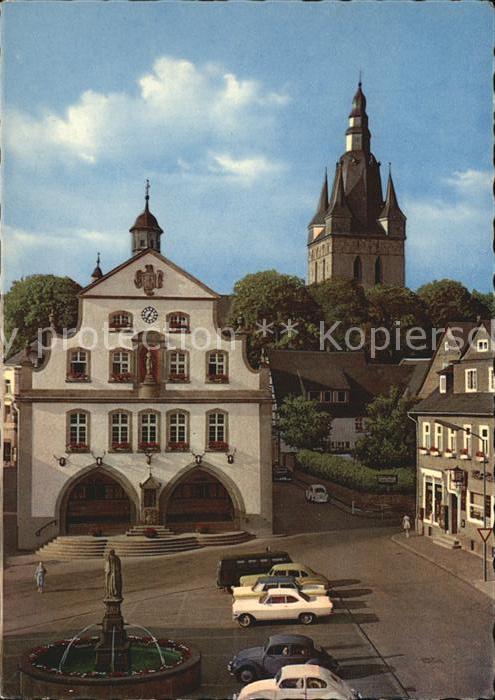 Brilon Hochsauerlandkreis NRW Marktplatz mit Rathaus Propsteikirche