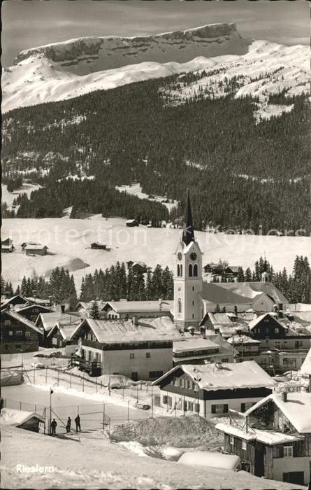 Riezlern Schwende Kleinwalsertal Kirchenpartie mit Eisbahn