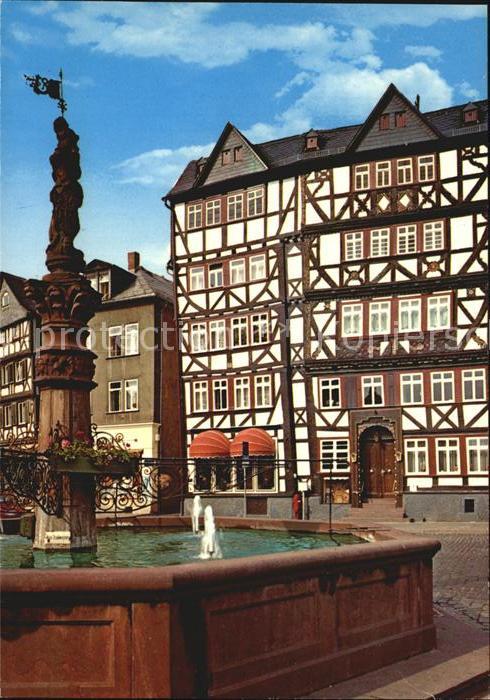 Butzbach Marktbrunnen Fachwerk mit Benderschem Haus