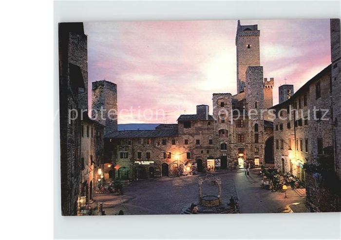 San Gimignano Zisterne Platz bei Nacht